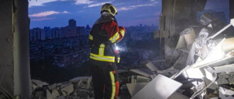 Ракетный удар по Киеву: в МВД показали первые минуты после падения обломков на дом (видео)