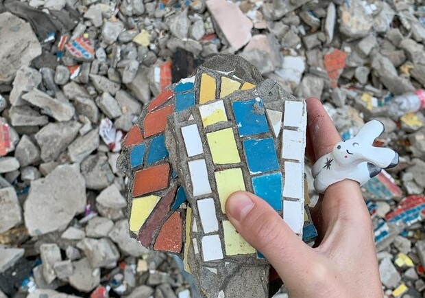 В Киеве уничтожили мозаичное панно - 