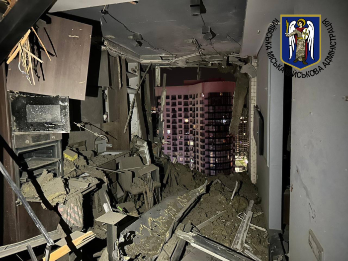 Последствия падения обломков в Дарницком районе -