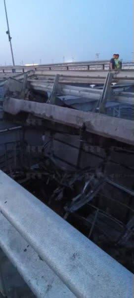 На Крымском мосту при взрыве обрушился пролет: есть погибшие -
