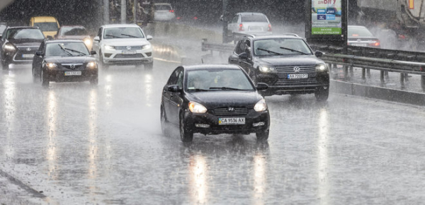 
Киев накрыл мощный ливень, авто "идут" под воду – видео последствий 