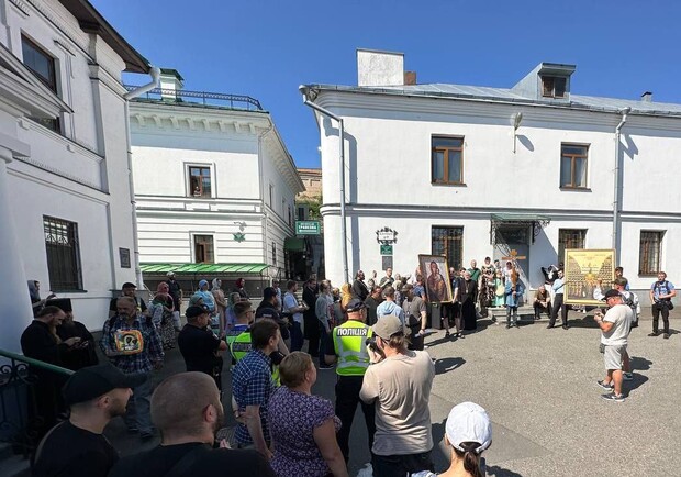 В Лавру в Киеве снова прибыла комиссия Минкульта, но верующие не дали опечатать корпуса - видео. 