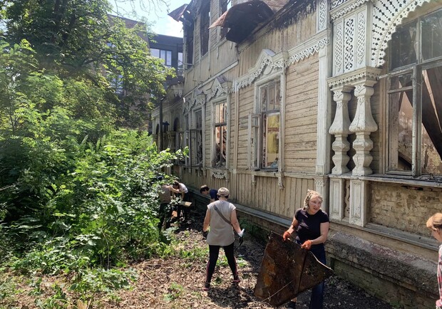В Пуще-Водице активисты начали приводить в порядок старую деревянную усадьбу - фото. 