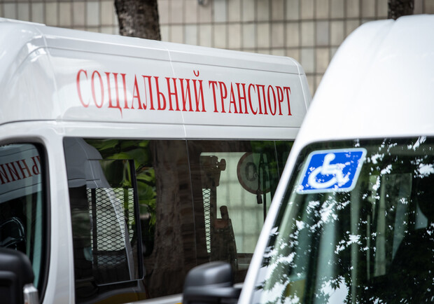 Киев получил 11 спецавтомобилей для перевозки людей с инвалидностью – 