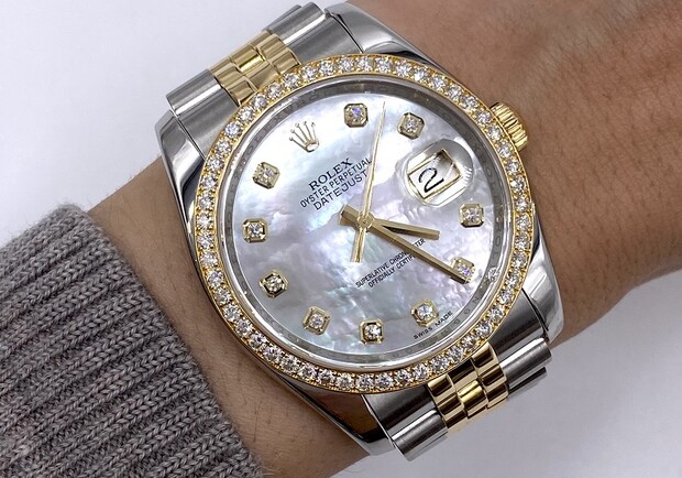 Мэрия Киева решила закупить швейцарские часы с рубинами на более чем 5 млн грн. 