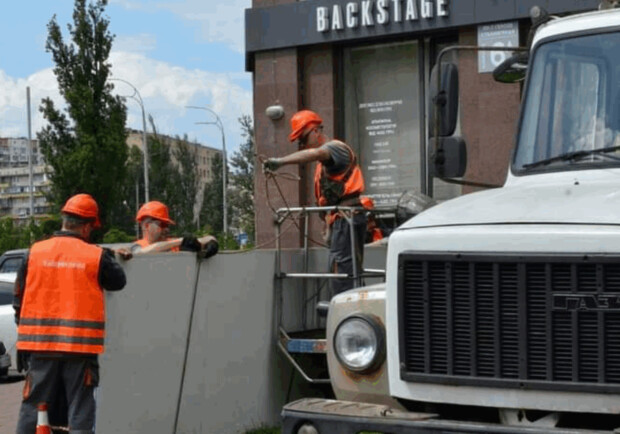 В июне в Киеве демонтировали 2400 незаконных рекламных конструкций. 