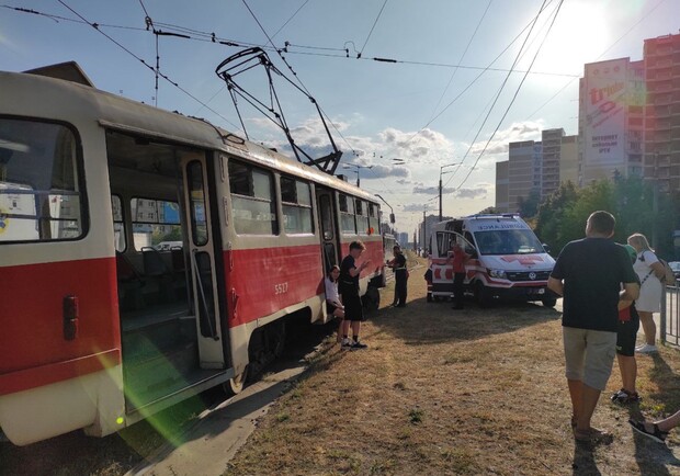 На улице Ахматовой трамвай сошел с рельсов. 