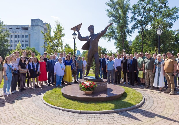 В Киеве открыли сквер Авиации и скульптурную композицию 
