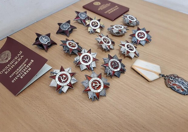 Киевские таможенники изъяли 15 орденов СССР, задекларированных как электрочайник - 