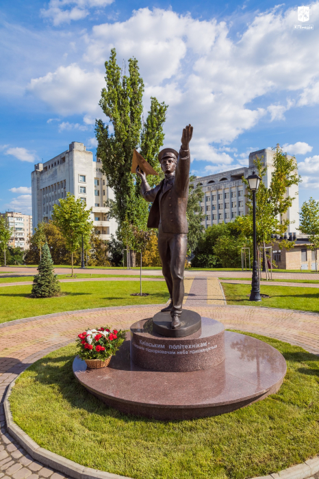 В Киеве открыли сквер Авиации и скульптурную композицию -