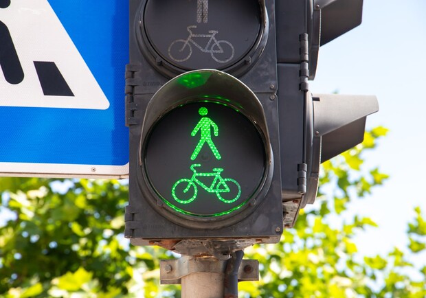 В Киеве на 8 перекрестках появились светофоры для пешеходов и велосипедистов - 