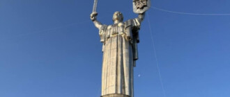 "На своем месте": на щит "Родины-мать" установили украинский тризуб (фото, видео)