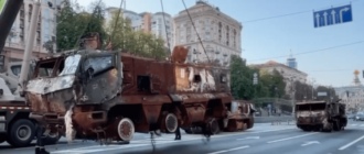 "Парад" техники: на Крещатике разгружают подбитое вооружение ВС РФ (фото)