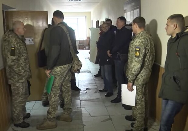 В Киеве директор ЖЭКа вручил инспектору по парковке повестку за то, что он выписал ему штраф - 