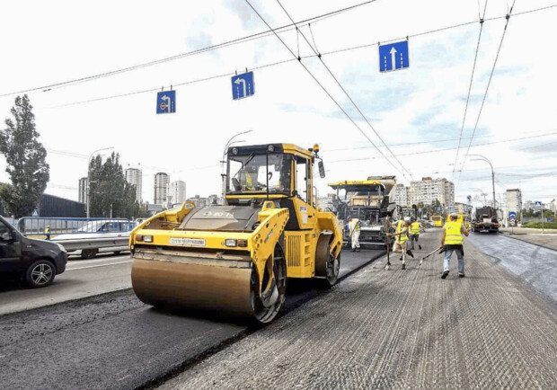 В Киеве при ремонте дорог теперь используют защитное покрытие, на годы увеличивающее срок эксплуатации. 