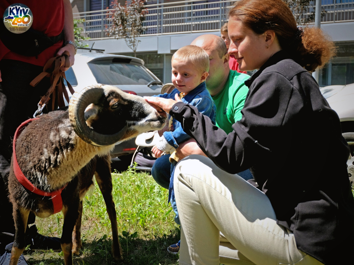 Зверята из Киевского зоопарка посетили маленьких пациентов 