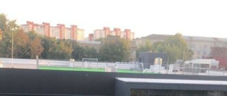 Берегите голову: в Киеве на крыше ТРЦ сделали футбольное поле