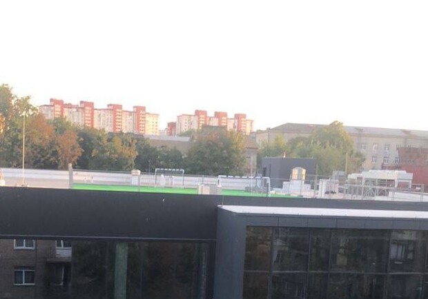 Берегите голову: в Киеве на крыше ТРЦ сделали футбольное поле - 
