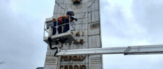 В Киеве на Галицкой площади демонтировали советскую звезду с обелиска