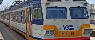В поездах городской электрички в Киеве теперь остановки объявляют по-английски