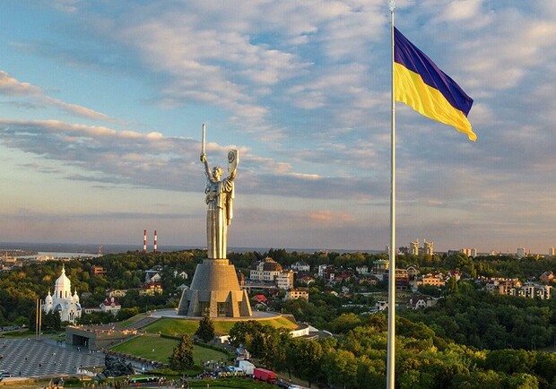 В Киеве сильный ветер повредил флаг Украины: что с ним будет - 