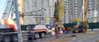 В Киеве посреди дороги упал строительный кран: движение транспорта изменено (фото)