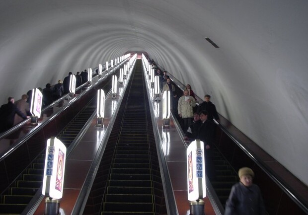 Что произошло с пьяным подростком, который в метро Киева остановил эскалатор. 