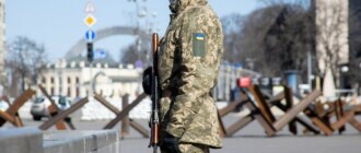 На киевском блокпосте военный открыл огонь по автомобилю