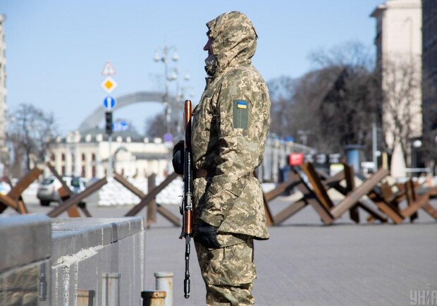 На киевском блокпосте военный открыл огонь по автомобилю - 