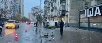 В Киеве автомобиль влетел в остановку, у которой стояли люди: есть пострадавшие