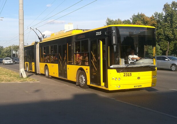 12 маршрутов гортранспорта в Киеве поменяют схему движения 28-30 октября. 