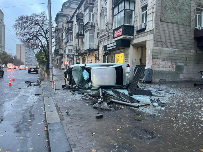 В Киеве автомобиль влетел в остановку, у которой стояли люди -