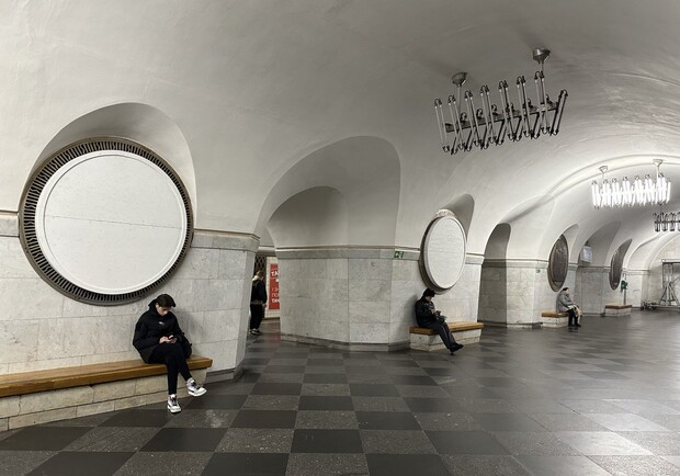 В Киеве на станции метро "Вокзальная" маскируют коммунистическую символику. 
