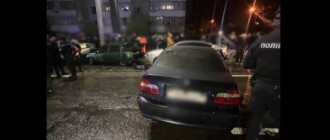 В Киеве нетрезвый водитель BMW врезался в пять припаркованных авто, началась драка – фото