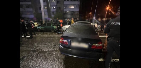 
В Киеве нетрезвый водитель BMW врезался в пять припаркованных авто, началась драка – фото 