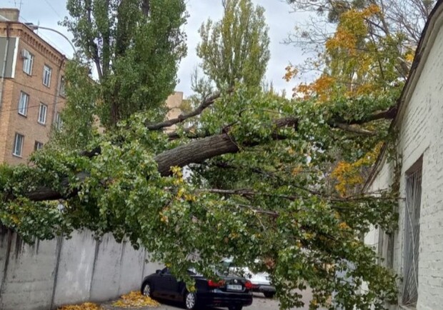 Утром в Киеве многие районы города подтопило.