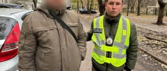 В Киеве мужчина под действием алкоголя возмутился на женщину с ребенком из-за украинского языка