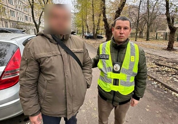 В Киеве мужчина под действием алкоголя возмутился на женщину с ребенком из-за украинского языка. 
