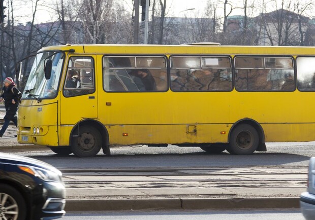 В Киеве во время движения маршрутки у водителя остановилось сердце. 