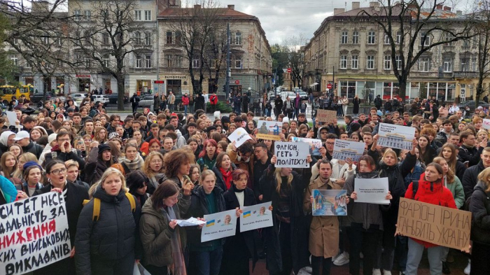 Львовские студенты устроили акцию протеста возле политехники с требованиями уволить преподавательницу Ирину Фарион.