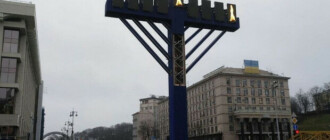 На Майдане Независимости мужчина публично осквернил еврейскую Ханукию - видео