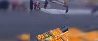 Поступки влияют на жизнь: в Киеве прохожие помогли раненому военнослужащему, – соцсети (видео)