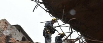 Атака российского беспилотника на Киев: спасатели разобрали аварийные конструкции поврежденной многоэтажки