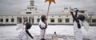 Скульптуры малышей-основателей на Почтовой площади переодели к праздникам - фото