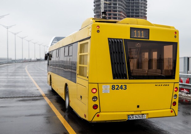 В Киеве запустили новый автобус через Подольско-Воскресенский мост.