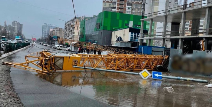 Затопило целую улицу: в Киеве упал строительный кран и повредил трубопровод