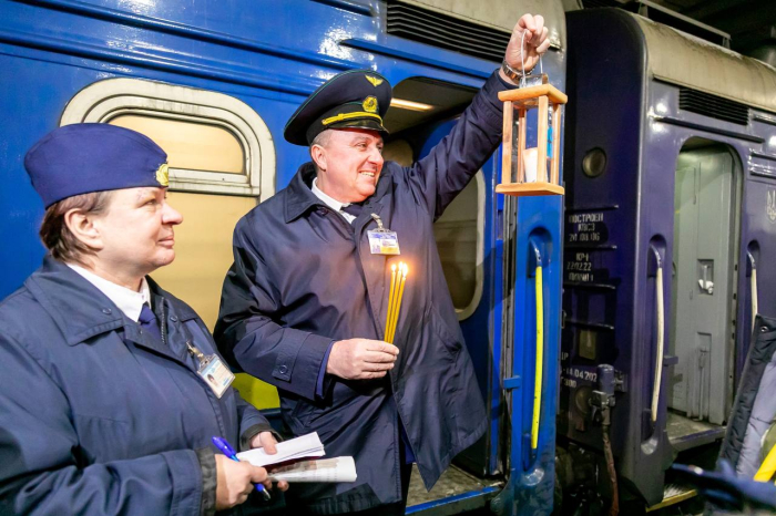 "Укрзализныця" доставит Вифлеемский огонь миру до 24 вокзалов Украины фото