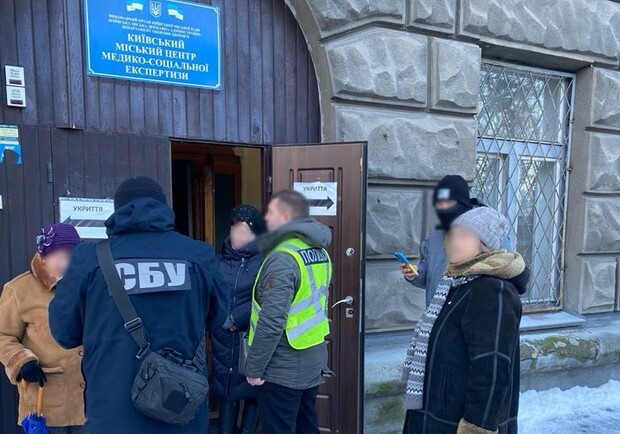 В Киеве полицейские задержали трех организаторов схемы, которые изготовляли фальшивые диагнозы для уклоняющихся . 