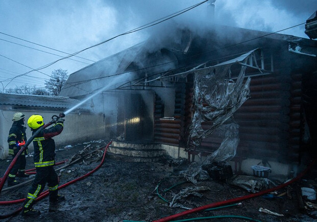 В Деснянском районе Киева из-за возгорания в сауне горел частный дом. 