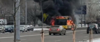 В Киеве на Троещине загорелся троллейбус №37А: что случилось